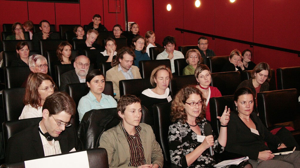 Kongressteilnehmende im Kinosaal des Arsenal in Berlin