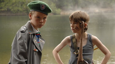 Szenenbild: Zwei Jungs verkleidet am See