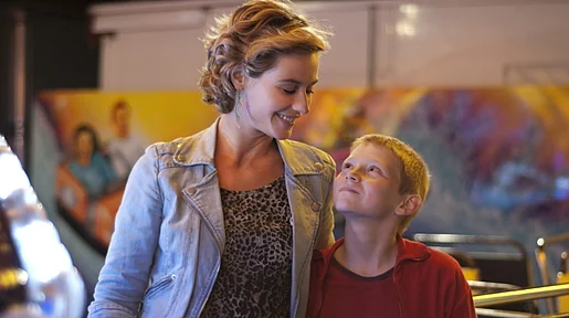 Szenenbild: Der Junge und eine Frau Arm in Arm