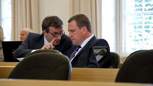 Szenenbild: Herr Wichmann im Gespräch mit einem Abgeordneten Kollegen im Plenarraum
