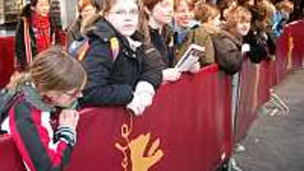 Schülerinnen und Schüler am roten Teppich