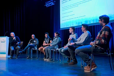 G&auml;ste der Er&ouml;ffnungsrunde: Knut Elstermann, Aldulrahman Alnajar, Denise Fabienne Aktas, Andr&eacute; Esser, Sebastian Schipper, Aron Lehmann auf der B&uuml;hne im Gespr&auml;ch