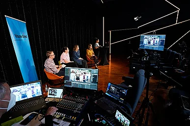 Filmemacherinnen auf der B&uuml;hne des Kinosaals