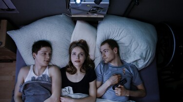 Szenenbild: Ben, Chrisitan und Annika liegen im Bett