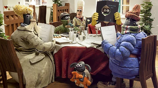 Shaun und seine Freunde in Menschenverkleidung am Tisch eines Nobelrestaurants