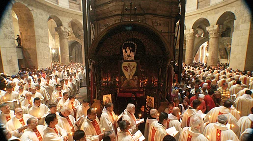 Szenenbild: Zahlreiche Mönche in einer Kirche