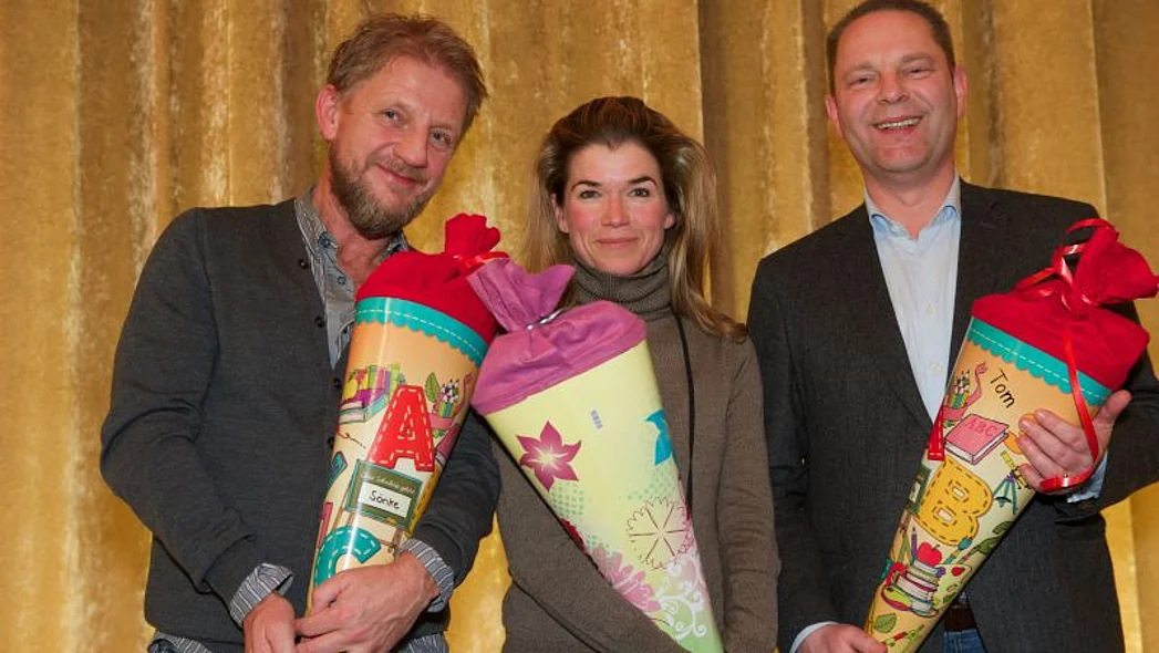 Anke Engelke und S&ouml;nke Wortmann mit Schult&uuml;ten nach der Premiere ihres Films "Frau M&uuml;ller muss weg" auf der B&uuml;hne eines Kinos