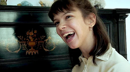 Szenenbild: Porträt von Jenny vor einem Klavier