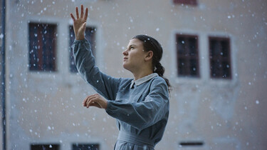 Szenenbild: Marie Heurtin in einem Hinterhof beim Versuch, Schneeflocken einzufangen