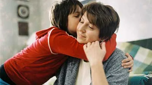 Szenenbild: Ein Mädchen umarmt seine Mutter