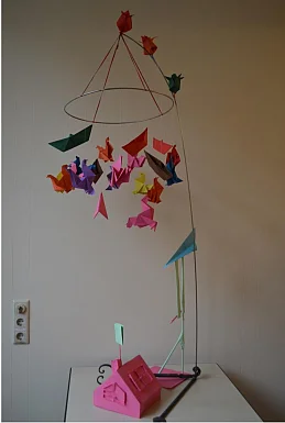 Bau eines Mobiles aus bunten Papierv&ouml;geln