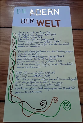 Ein Plakat mit einem handgeschriebenen Liedtext