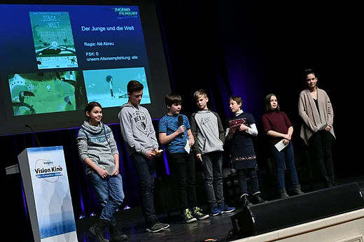 Sieben Kinder auf B&uuml;hne