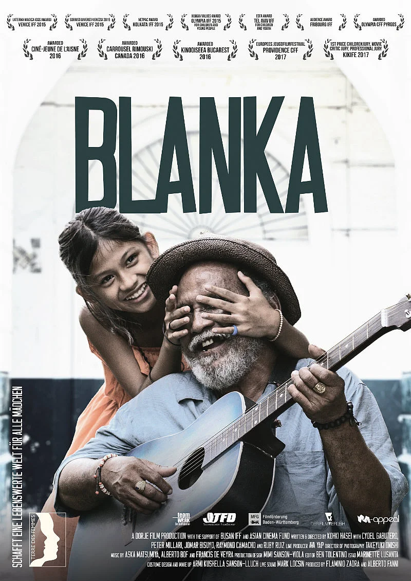Auf dem Filmplakat sitz ein &auml;lterer Mann mit einer Gitarre. Hinter ihm steht ein junges M&auml;dchen und h&auml;lt ihm lachend die Augen zu. 