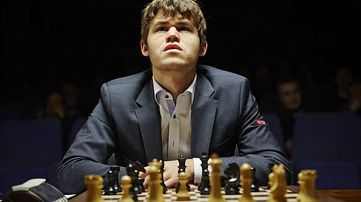 Szenenbild: Magnus Carlsen vor einem Schachbrett