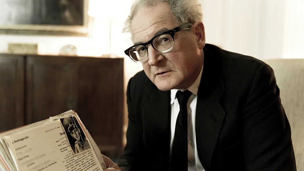 Mann im Anzug mit Akte