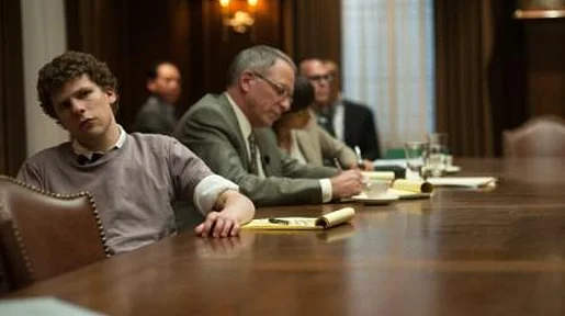 Szenenbild: Mark Zuckerberg an einem Besprechungstisch