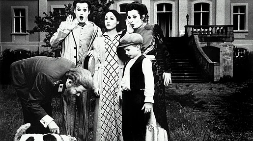Szenenbild: Familie mit Hund vorm Haus