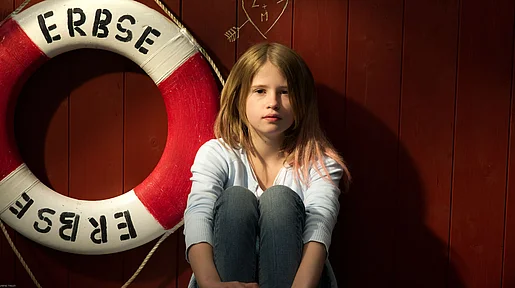 Szenenbild: Lola sitzt vor einem Rettungsring