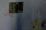 Ein Plakat mit dem Titel "Sune", einem Bild aus dem Film und einem gezeichneten gelben Haus