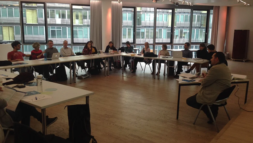 Lehrkräfte sitzen an Tischen bei einer Lehrerfortbildung