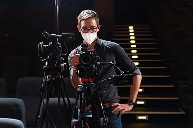 Kameramann hinter einer Kamera