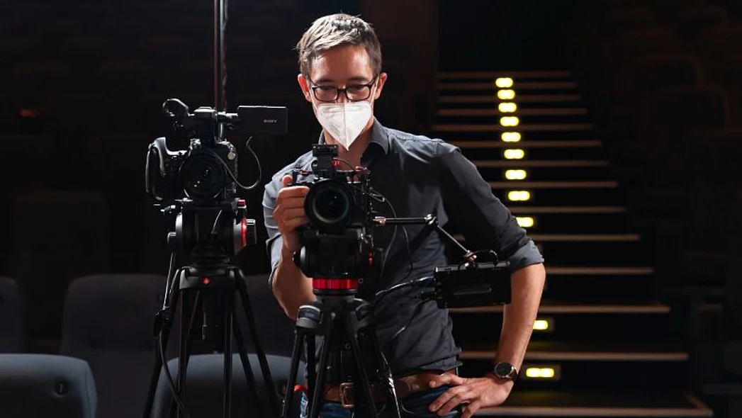 Kameramann hinter einer Kamera