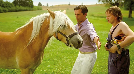 Szenenbild: Gansmann, sein Helfer und die Stute Mississippi