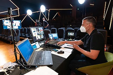 Mann an einem Technikpult