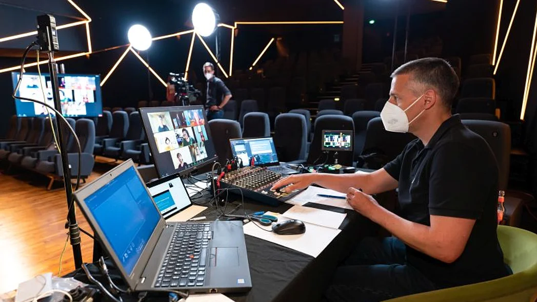 Mann an einem Technikpult