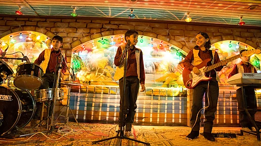 Szenenbild: Die Band beim Auftritt, gelbes Licht