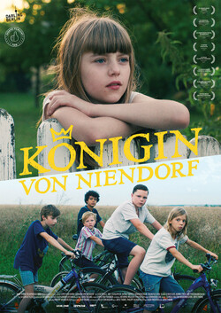 Auf dem Filmplakat ist ein Mädchen abgebildet, das sich auf einen Zaun lehnt und eine Gruppe von Jungs, die auf Fahrrädern sitzen.
