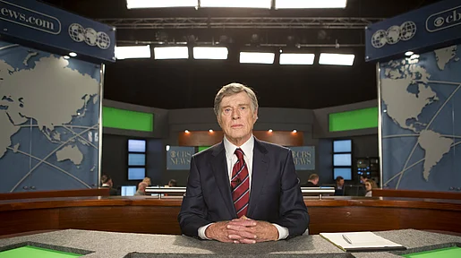 Szenenbild: Robert Redford als Dan Rather im Fernsehstudio an seinem Sprechertisch sitzend
