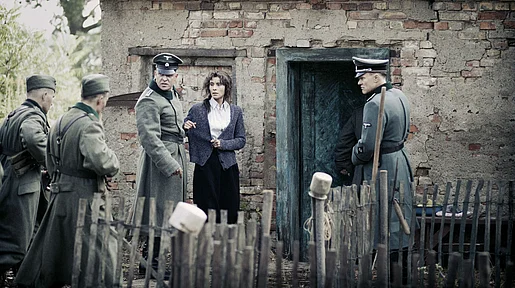 Szenenbild: Soldaten vor der Tür von Madgas Haus