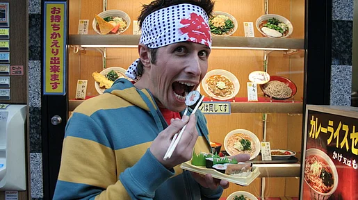 Szenenbild: Der Reporter Willi beim Sushi essen