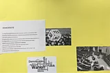 Gelbes Plakat mit einem Text zu "Demokratie", einer Wort-Cloud und zwei Bildern
