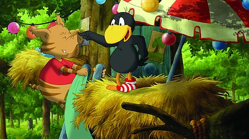 Szenenbild: Rabe Socke in seinem Nest, er drückt einem Wildschwein auf die Schnauze