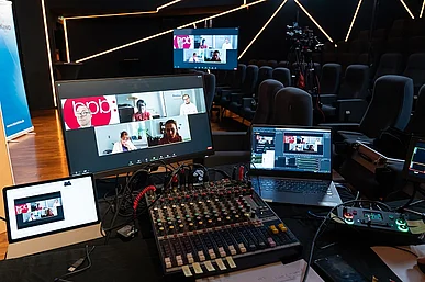 Videomischpult und verschiedene Monitore im Kinosaal