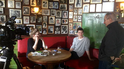 Szenenbild: Die Kinder Michael Althens beim Interview auf einem roten Sofa