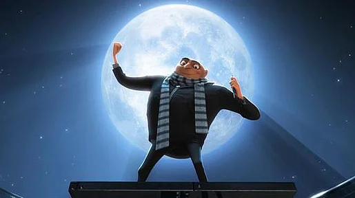 Gru macht eine kraftvolle Pose vor dem Mond.