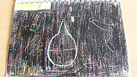 In mit schwarzer Farbe &uuml;bermalte bunte Farbe hineingeritzte Objekte aus "Die unglaubliche Geschichte von der Riesenbirne"