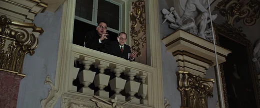 Brecht und Nebenzahl in einem Theaterbalkon
