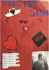Ein rotes Plakat mit dem Titel "Verliebt sein" und aufgeklebten Bildern zum Thema 