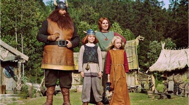Szenenbild: Der kleine Wikinger Wickie seiner Familie und dem Dorfhäuptling