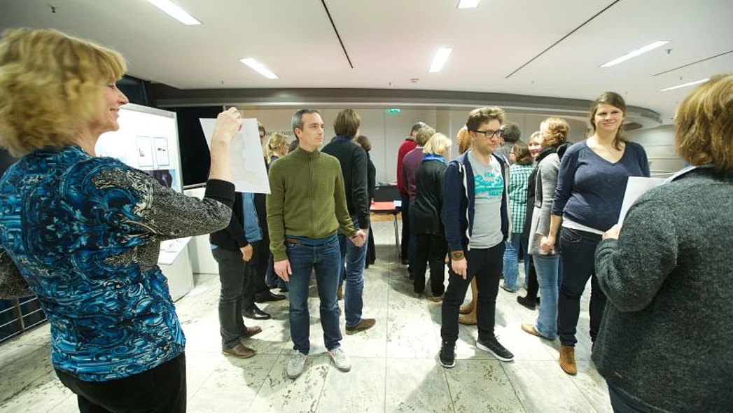 Teilnehmende eines Workshops in Raum verteilt