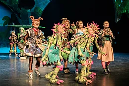 Kinder auf der B&uuml;hne des Friedrichstadtpalastes in Berlin mit fantastischen Kost&uuml;men