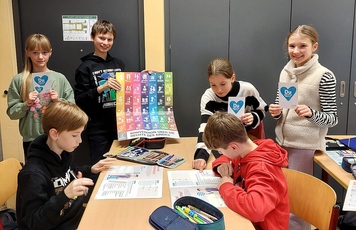 Die Klasse 6a präsentiert hier Projekt zum Thema Kinderechte