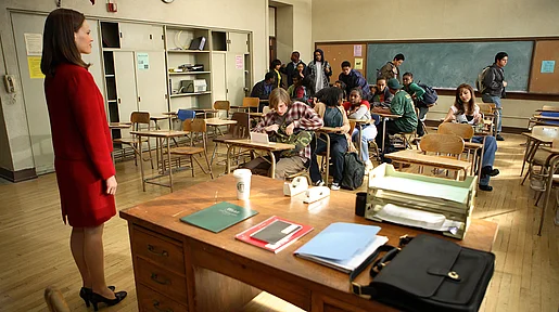 Szenenbild: Lehrerin vor Schulklasse in Unordnung