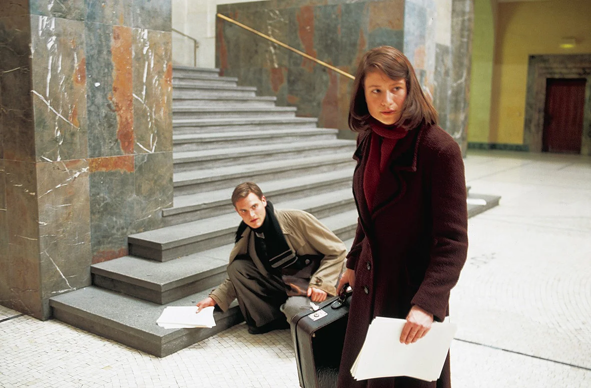 Sophie Scholl und ihr Bruder Hans mit Flugbl&auml;ttern in der Hand. 