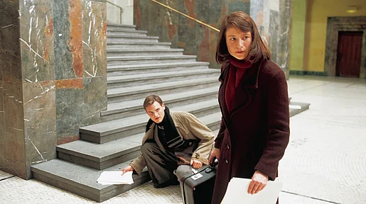 Sophie Scholl und ihr Bruder Hans mit Flugblättern in der Hand. 